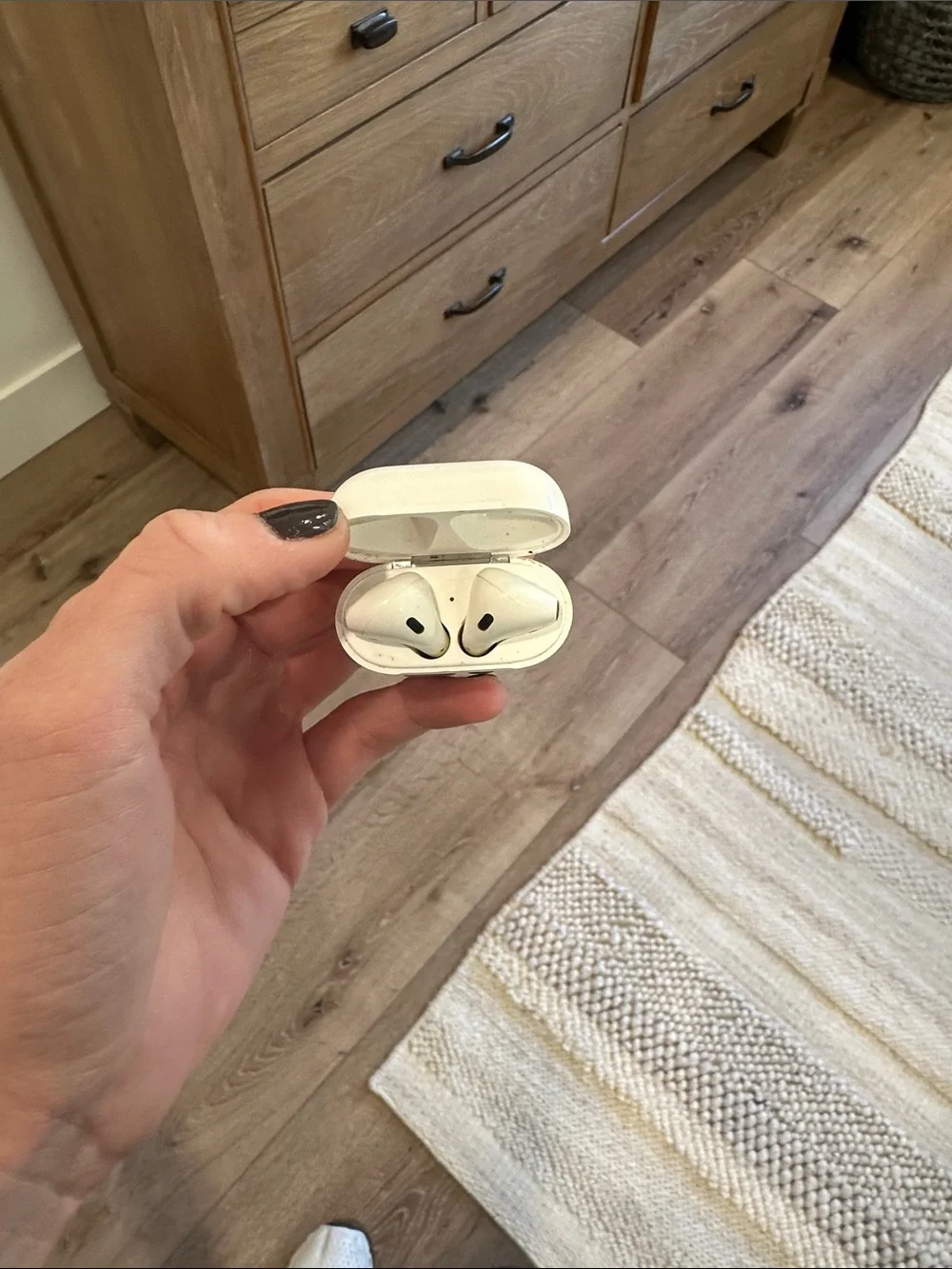 Apple White Wireless Earbuds Charging Case